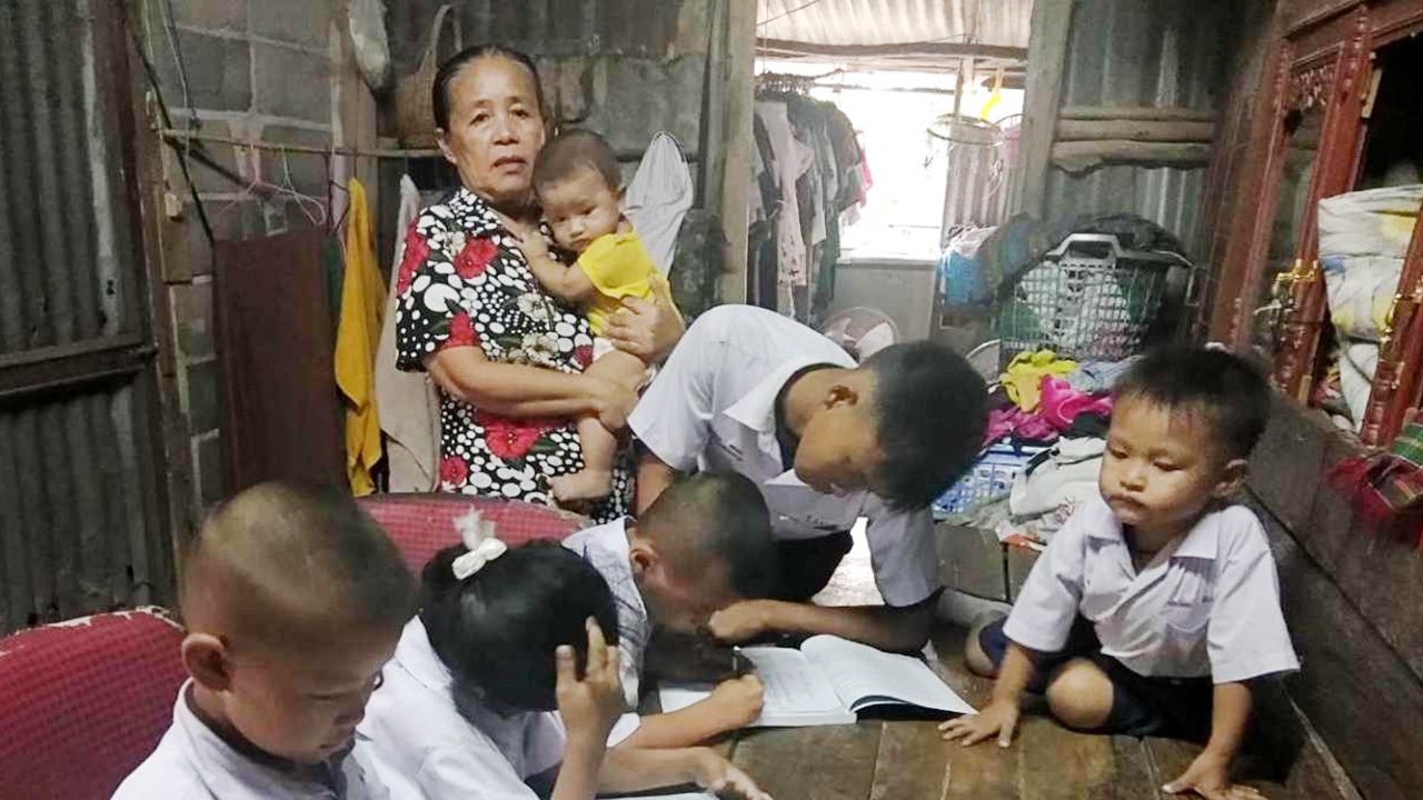 ยายวอนช่วย เลี้ยงหลาน 6 คนพ่อแม่ถูกจับ ครวญบ้านกำลังจะโดนยึด   