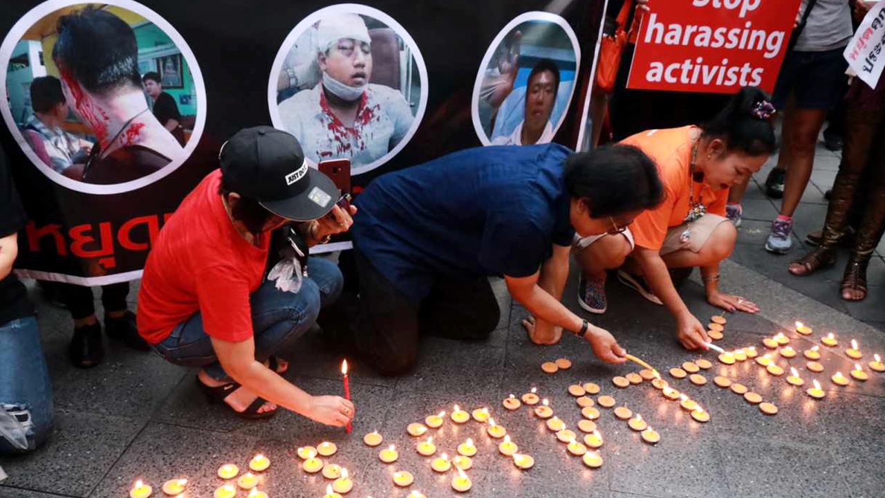 หมอทศพร นำมวลชนชุมนุมแยกราชประสงค์ ชูป้าย หยุดทำร้ายนักกิจกรรม