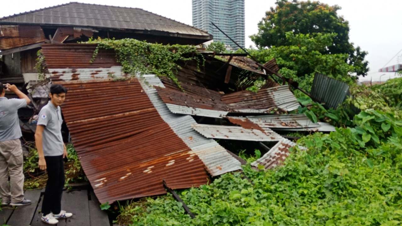 ระทึก โรงเลื่อยเก่า 100 ปี ถล่มปิดทางเข้าออก เจ้าของติดอยู่ในบ้านทั้งคืน