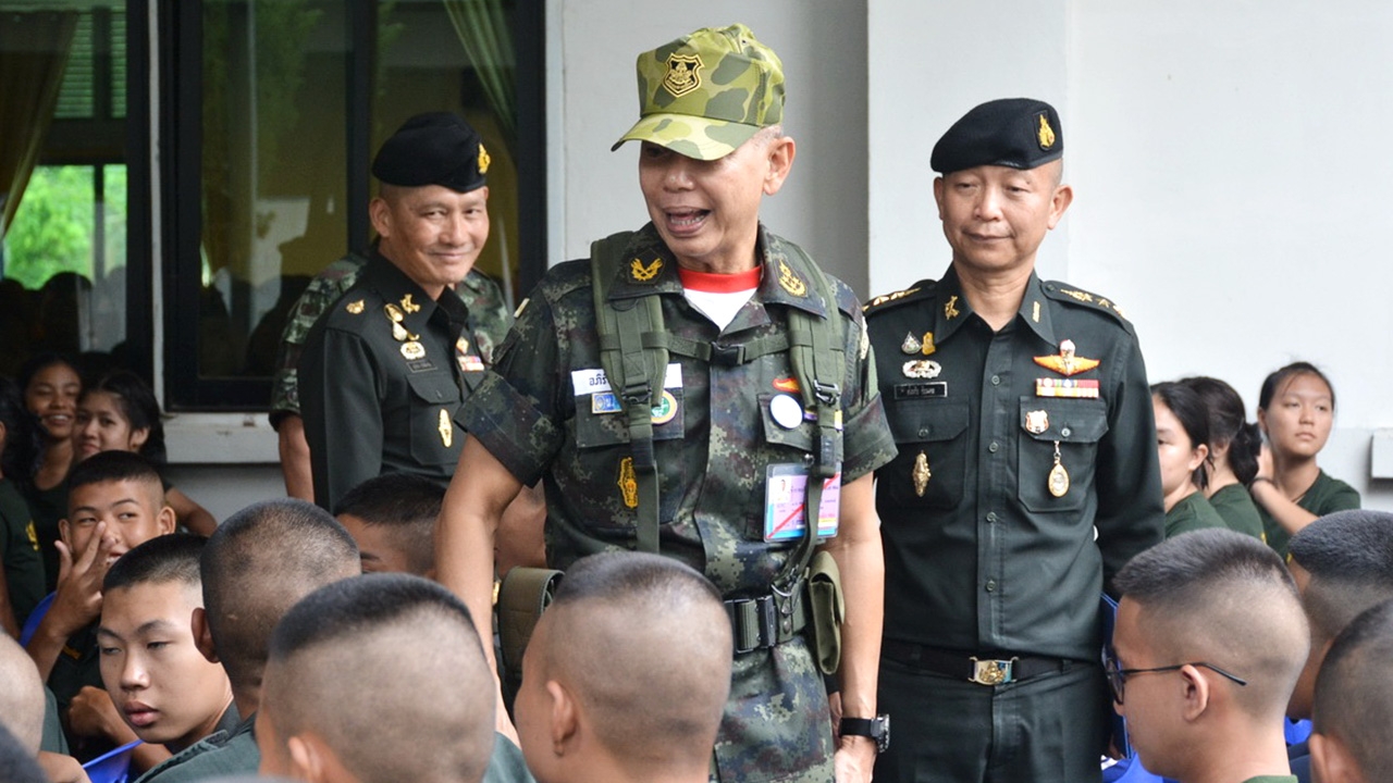 ผบ.ทบ. เยี่ยมการฝึกนักเรียน รด. ที่เชียงใหม่ เจอถามทหารเอี่ยวการเมือง