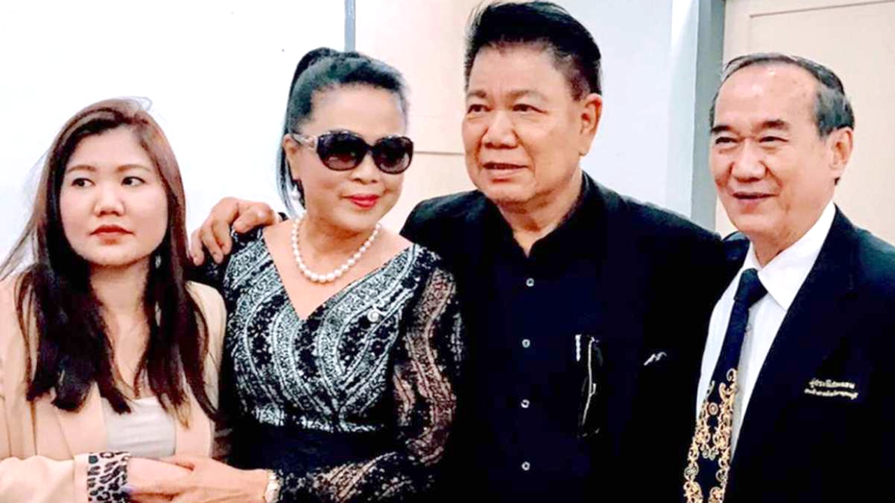 ครูชลธี เซ็นสัญญา จะไม่ฟ้องหย่าอีก กอดครูปุ้ม ครอบครัวอบอุ่น
