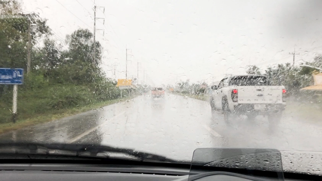 จับตา ทั่วไทยยังมีฝนตกหนักต่อเนื่อง “อีสาน” กระหน่ำร้อยละ 80