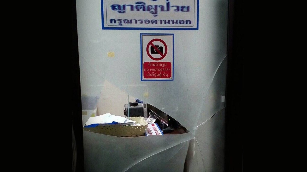 หมอเล่าเหตุระทึก ญาติคนไข้หัวร้อน บุกทุบกระจกห้องฉุกเฉิน ฉุนรอคิวนาน