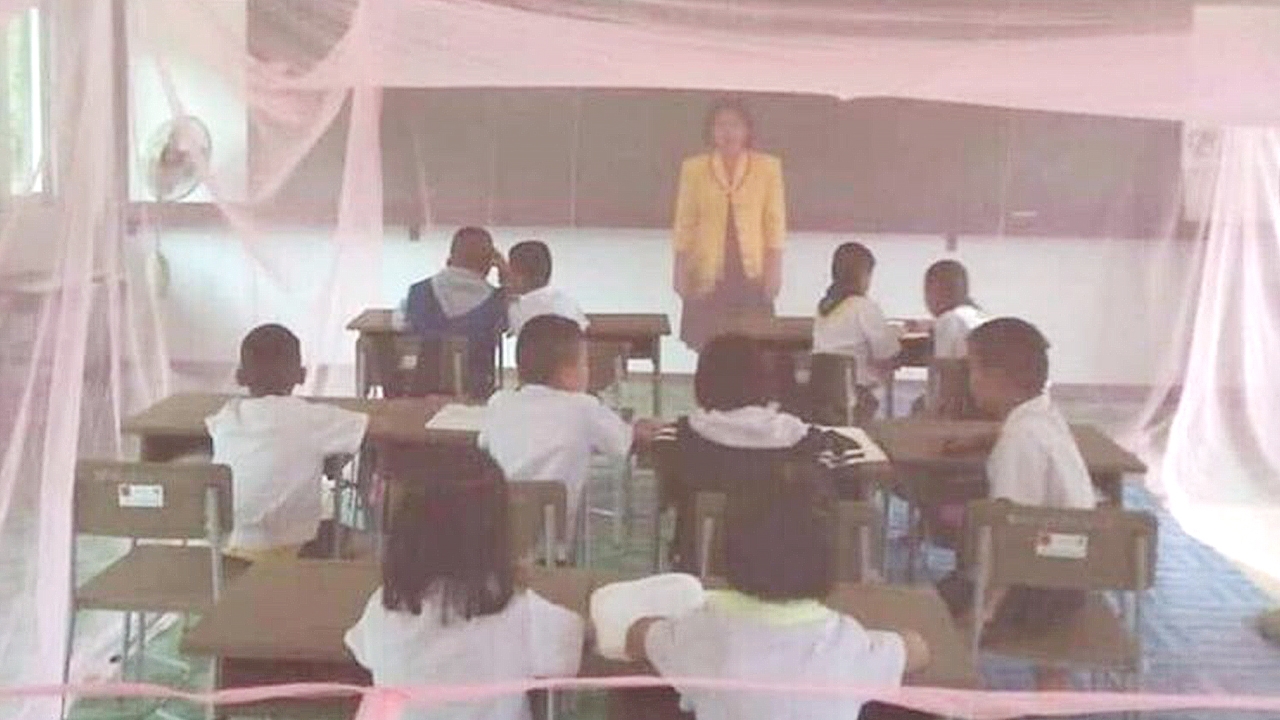 ครูห่วงลูกศิษย์ตัวน้อย ใจดีกางมุ้งสอนหนังสือ ป้องกันไข้เลือดออกระบาด