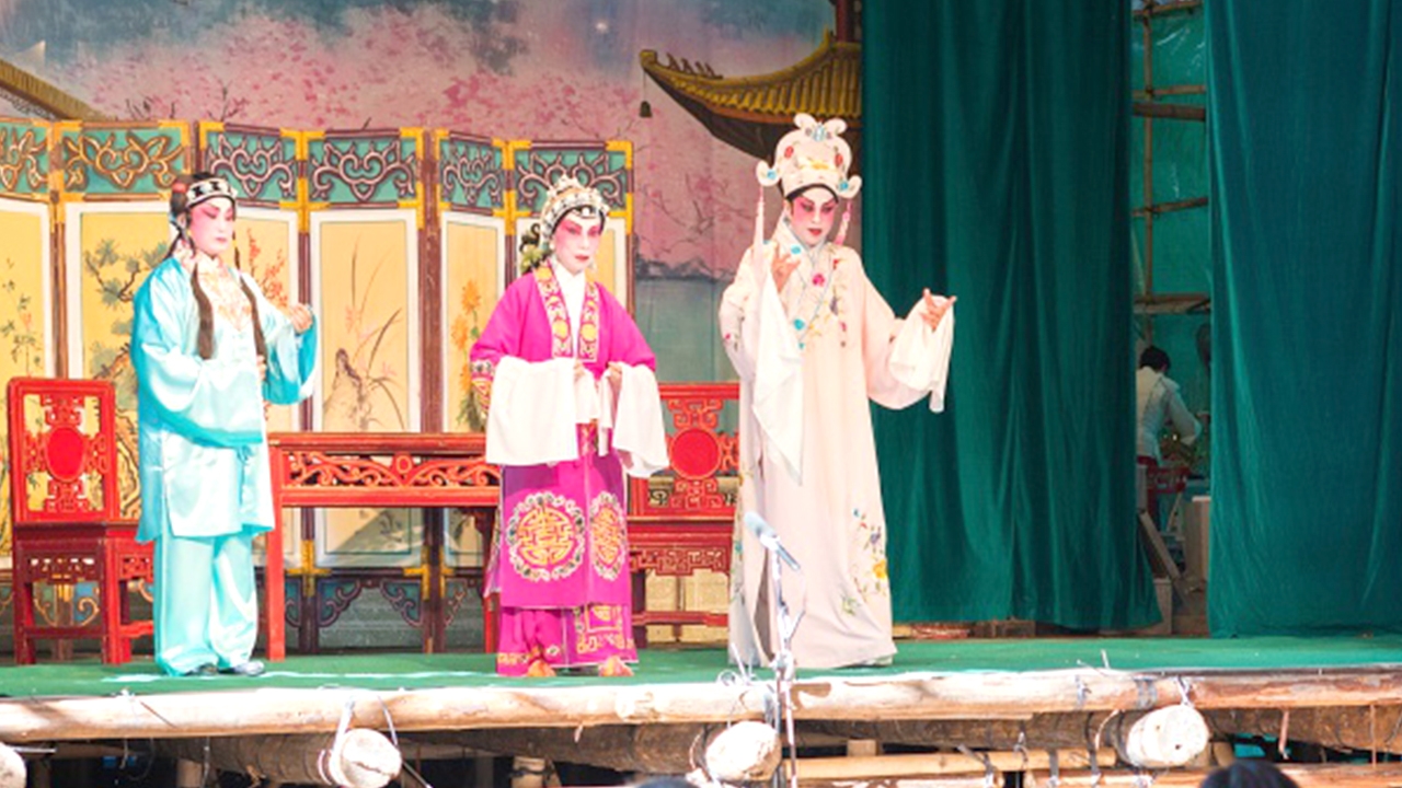 ดราม่า ตร.สั่งศาลเจ้าหยุดแสดง "งิ้ว" หลังชาวคอนโดโอดเสียงดังรบกวน