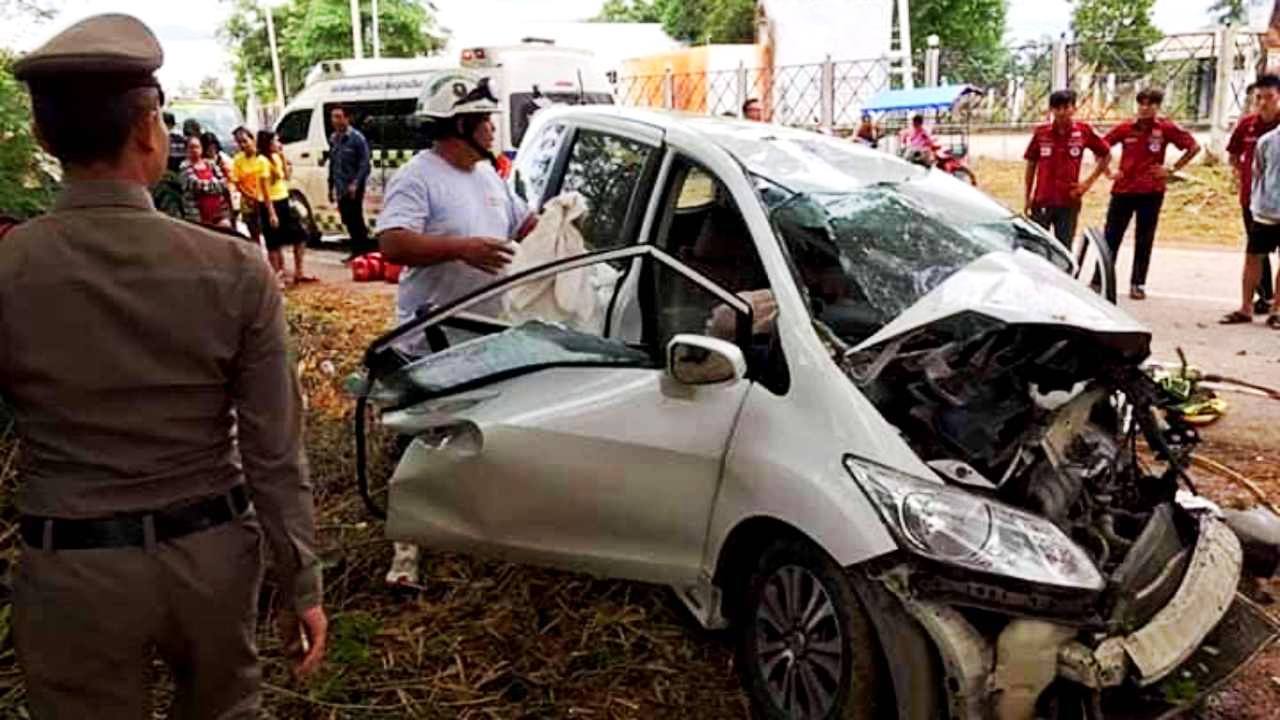 สลด ครูสาวเก๋งแหกโค้งชนต้นไม้ ตายพร้อมลูก6ขวบ จะไปส่งโรงเรียน