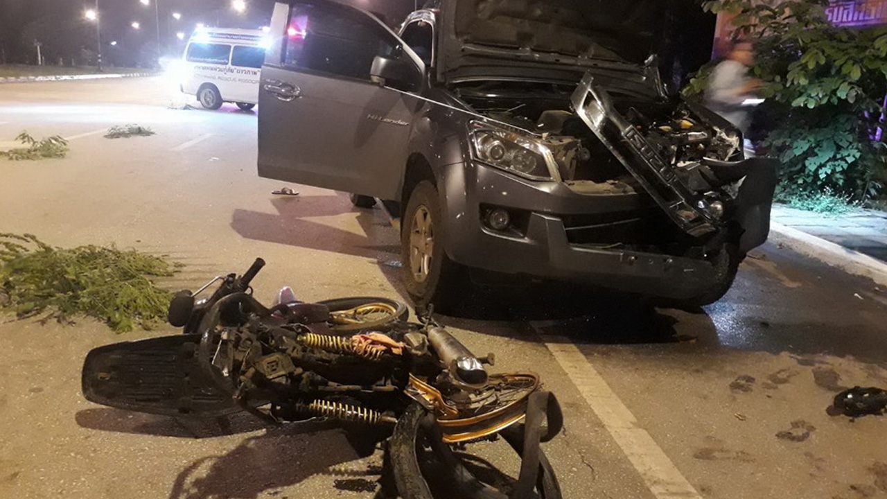 อ้างถูกตัดหน้า หนุ่มวัย 19 ซิ่งกระบะพุ่งชนจยย.พังยับ ตายคาที่ 2 ศพ