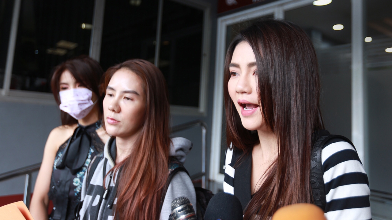 เชอรี่ สามโคกพาเพื่อนขึ้น สน.ห้วยขวาง ตามคดีโดนแฮกเฟซบุ๊ก-ไลน์ยืมเงิน