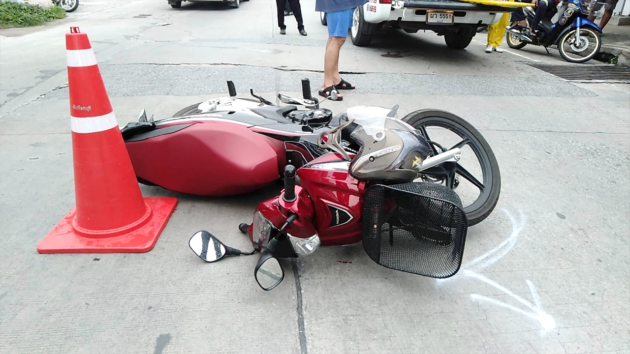 สาวใหญ่ดวงกุด ซิ่ง จยย.ล้มข้ามเลน ฟอร์จูนเนอร์เหยียบหัวแบะ ดับสยอง