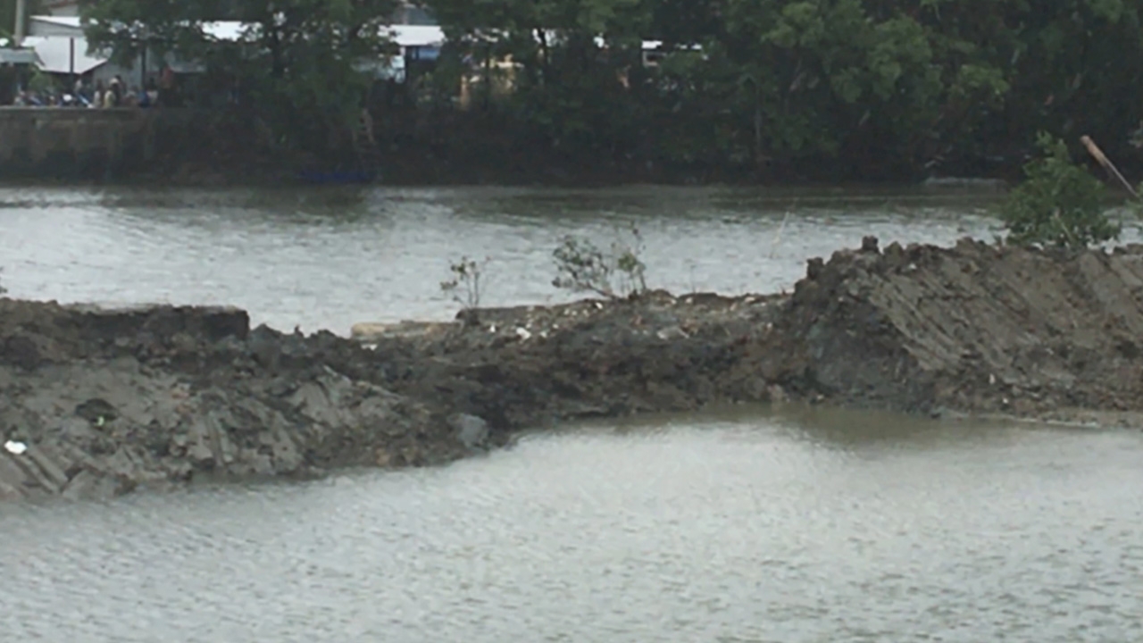 เร่งซ่อมพนังกั้นน้ำคลองด่าน พบเสียหาย 12 เมตร ก่อนน้ำทะเลหนุนเย็นนี้ 