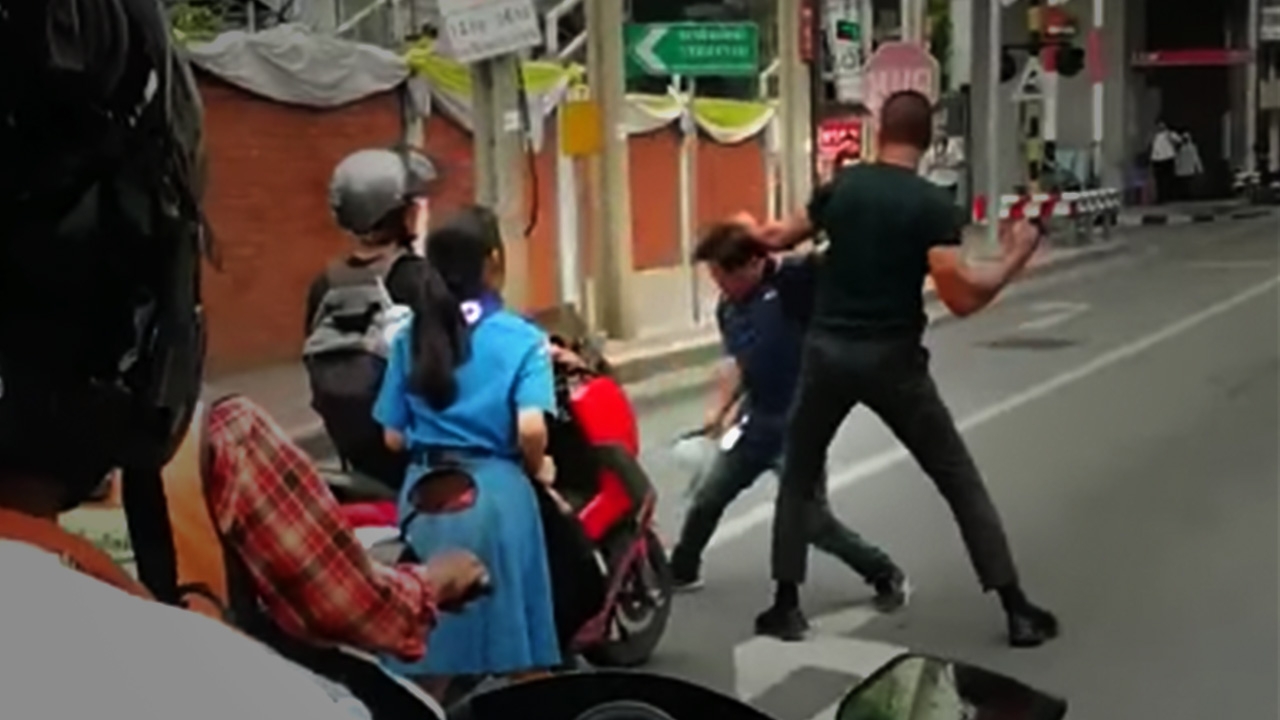 เด็กหญิงร้องไห้โฮ พ่อถูกแท็กซี่ต่อยกลางถนน คนห้ามซวยด้วยถูกหมวกกันน็อกฟาด (คลิป)