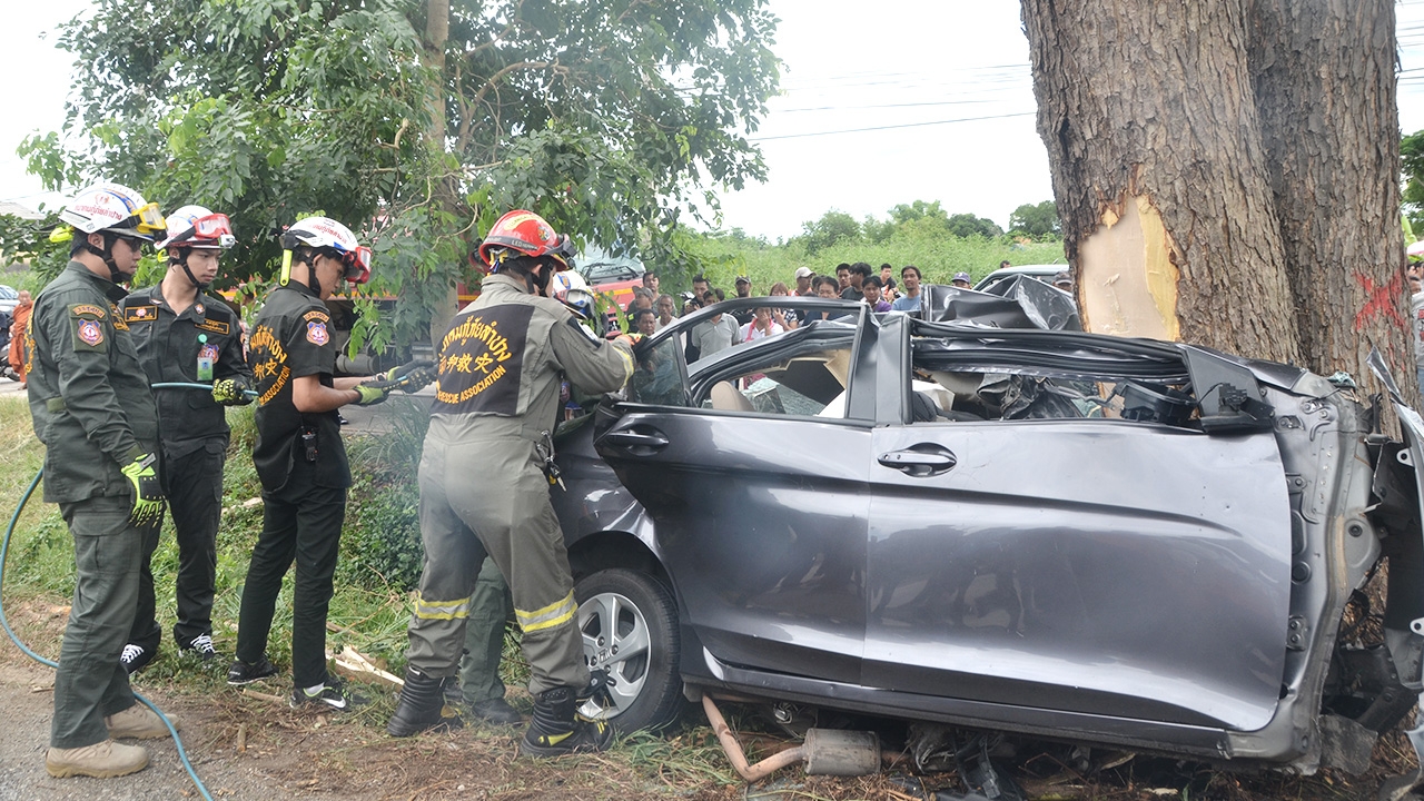 หนุ่มซิ่งเก๋งกลับโคราช หลับในชนต้นไม้ ตายสยองคาซากรถบนถนนลำปาง