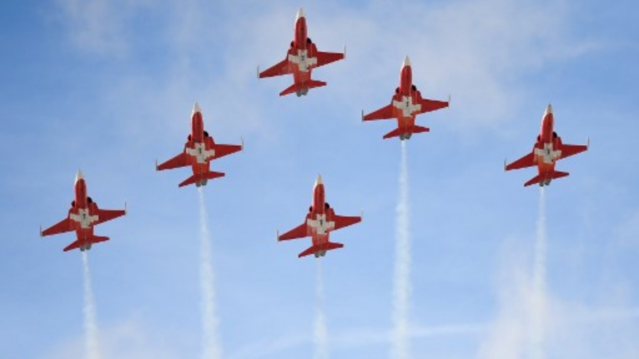 ฝูงบินผาดแผลงสวิสปล่อยไก่ หลงทางไปผิดเมืองไม่พอ บินโชว์ผิดงานด้วย