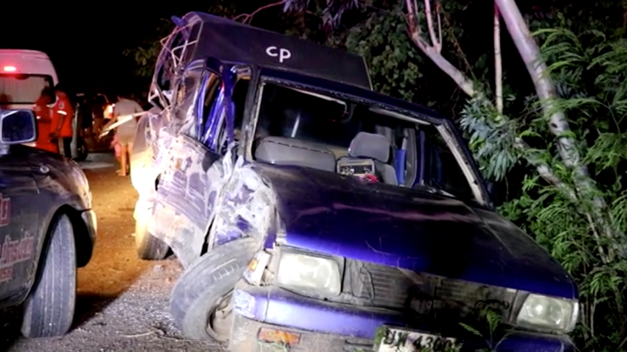 รถตู้หลุดโค้งชนยับกระบะขนคนงาน เจ็บระนาว คนขับเผ่นหนี คล้ายเมาสุรา