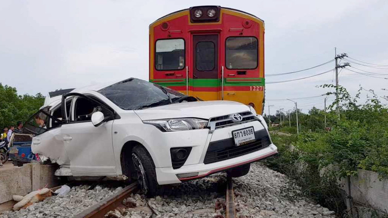 หวิดสลด รถไฟเปิดหวูดไม่ได้ยิน แม่ลูก 3 ขับตัดหน้า ชนสนั่น เจ็บ 4 