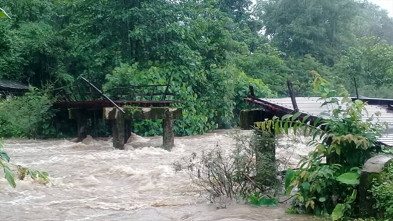 น้ำป่าพัดสะพานเหล็กที่ท่าสองยางขาด ต้องอ้อมหลาย กม.เพื่อเข้าเมือง