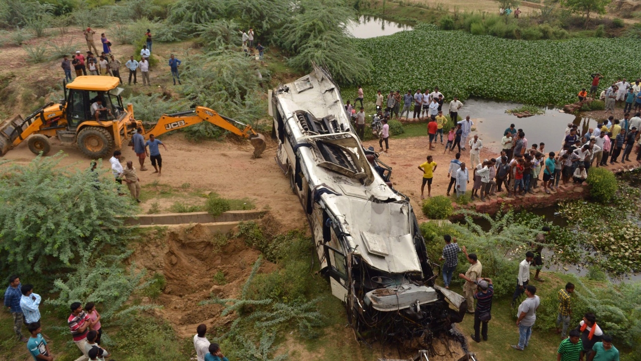 สลด คนขับหลับใน รถบัสโดยสารอินเดีย ตกทางด่วน สังเวย 29 ศพ