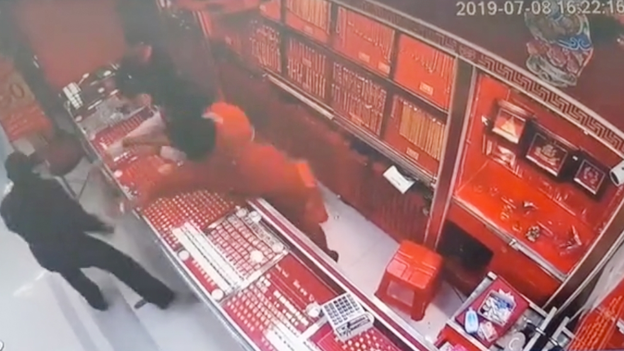 ไม่ให้เงินใช้ เมียไล่ออกจากบ้าน แมสเซ็นเจอร์ชีวิตลำเค็ญ วิ่งราวทอง