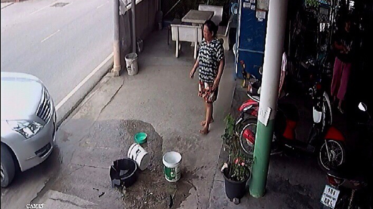 เก๋งกลับรถหน้าบ้าน เหยียบกะละมังแตก เรียกให้ลงมาคุย ถามทำไมต้องชดใช้ (คลิป)