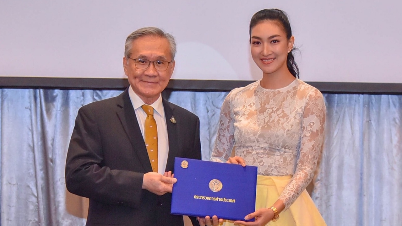 "แพนเค้ก-ไอซ์" รับเข็มเชิดชูเกิยรติ "กงสุลอาสา" งานประชุมเจ้าหน้าที่กงสุลโลก