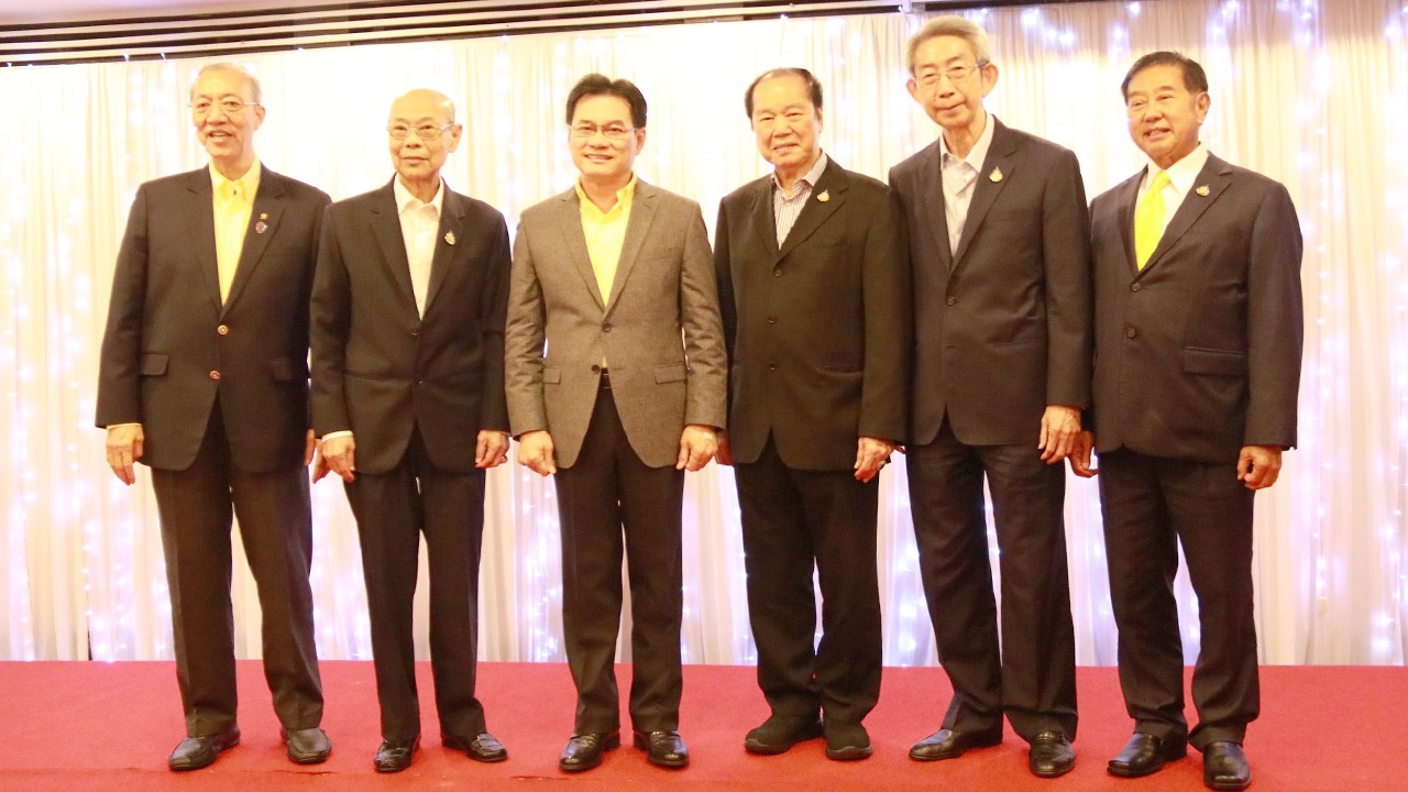 "จุรินทร์" พบนักธุรกิจไทยจีน ให้ความมั่นใจร่วม รบ.เพื่อช่วยแก้ ศก.