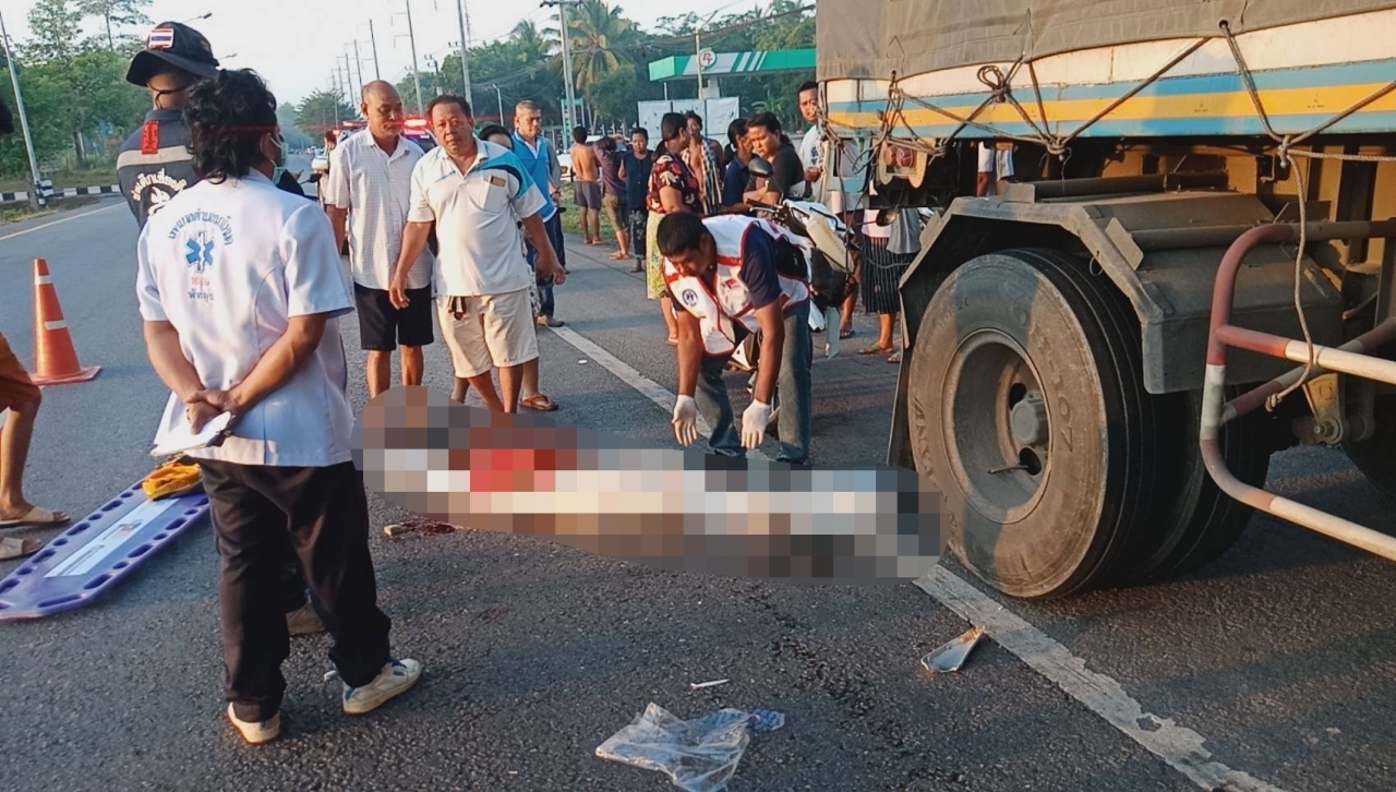 จยย.ชนท้ายรถพ่วง 18 ล้อจอดเข้าห้องน้ำข้างทางที่เขาชัยสน คนขี่ตายคาที่