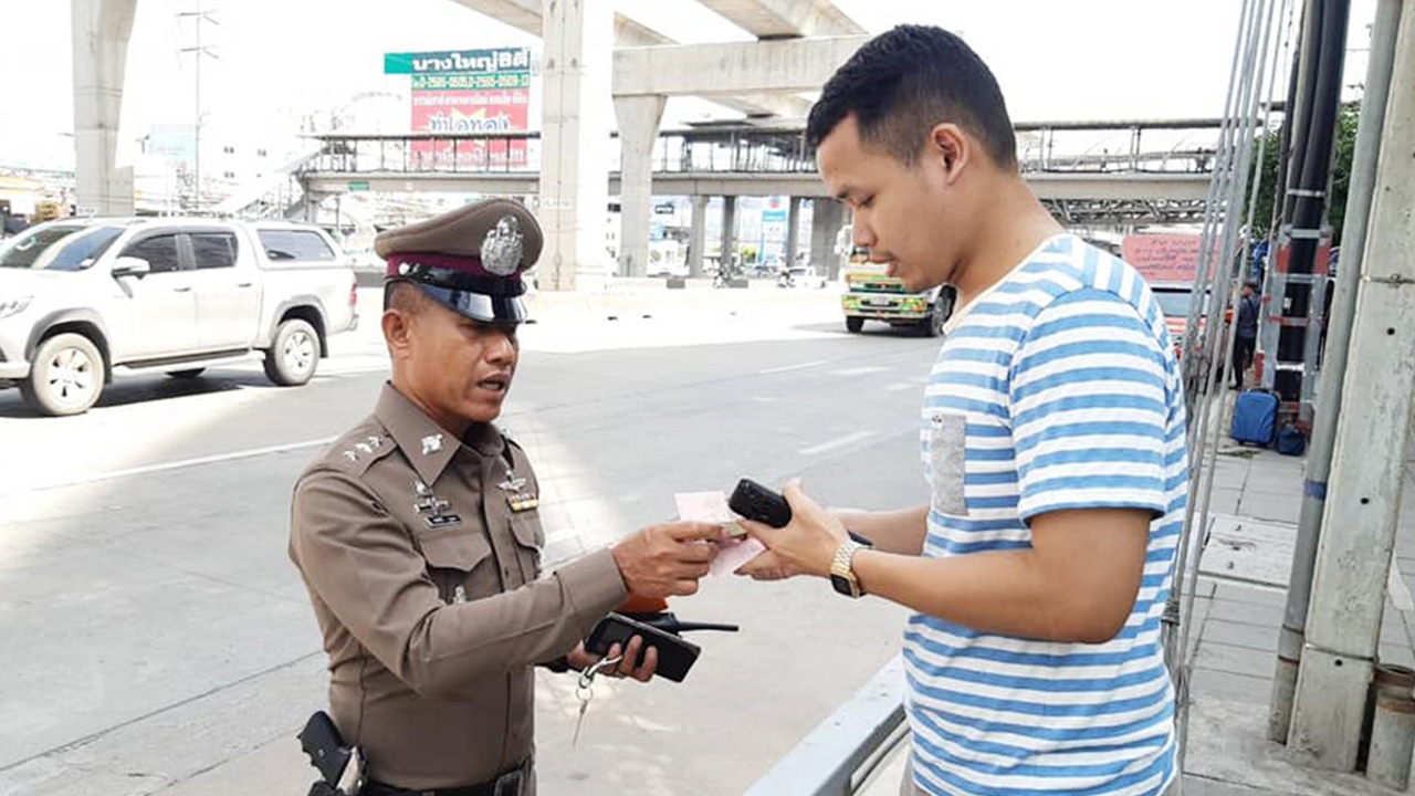 "ผู้กองพงศ์" สุดยอด ให้เงินหนุ่มตจว.กระเป๋าตังค์หาย นอนป้ายรถเมล์ทั้งคืน