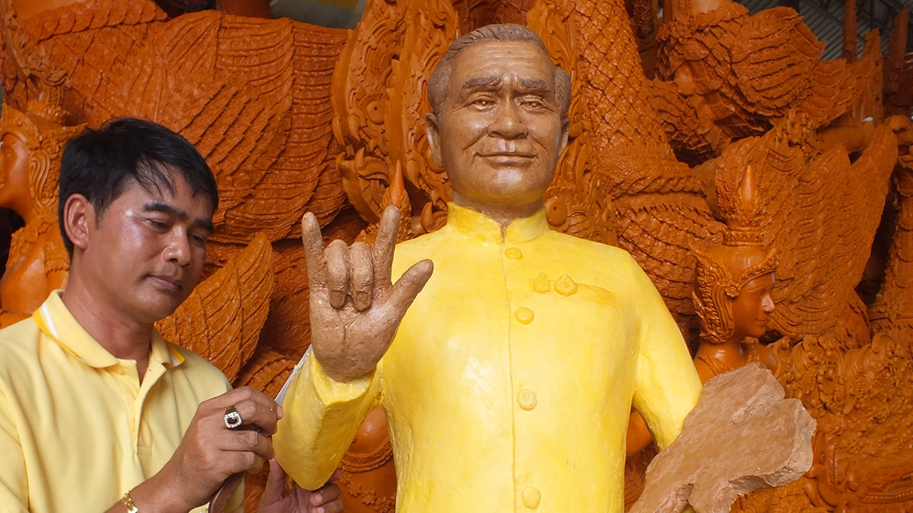 โคราช แกะเทียนหน้าคล้าย “ลุงตู่” ทำมือไอเลิฟยู ถือแผนที่ประเทศไทย