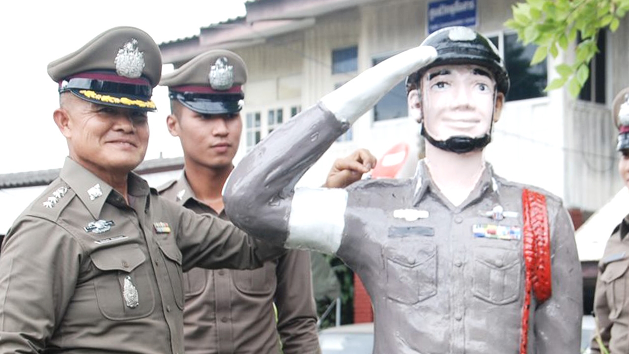 อดทน ไม่บ่น สู้ทุกงาน ผกก.สภ.เมืองอุตรดิตถ์ เลื่อนยศ "จ่าเฉย" เป็นนายร้อย