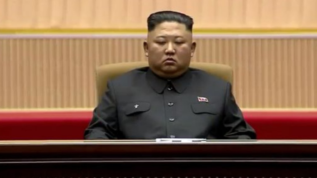 โดนประหารมั้ย? คิม จอง-อึน เผลอหลับ กลางพิธีรำลึกคิม อิล-ซุง