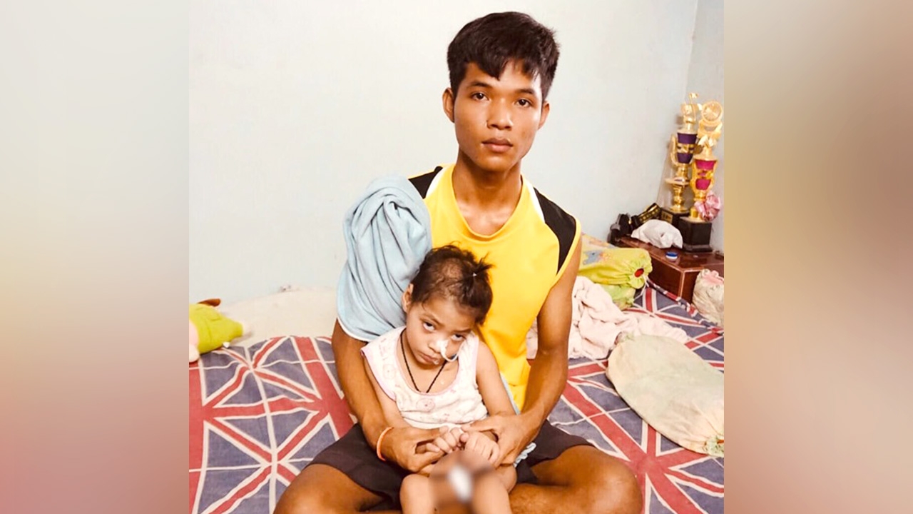 หนุ่ม ม.6 แม่หัวใจวายตายกะทันหัน ต้องงดเรียน ร้องเพลงหาเลี้ยงน้องพิการ