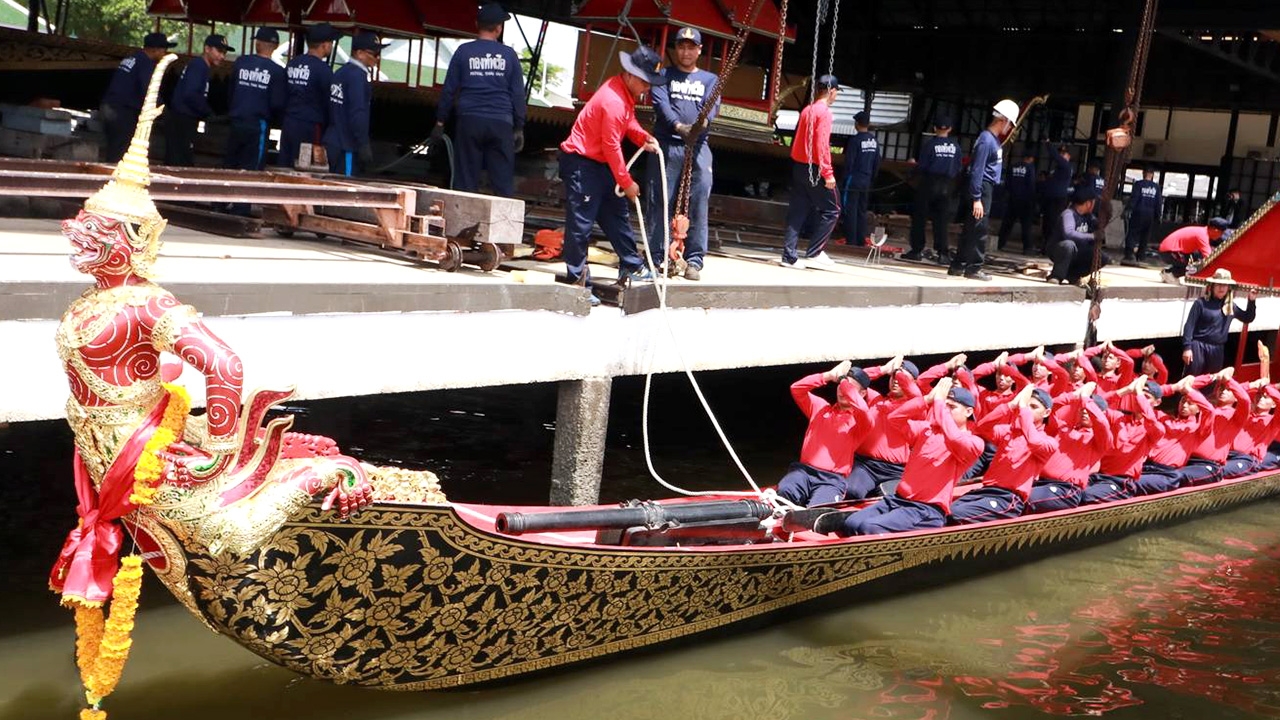 ทร.ทยอยเคลื่อนย้ายเรือพระราชพิธีรูปสัตว์ลงน้ำ ซ้อมเข้าริ้วขบวน