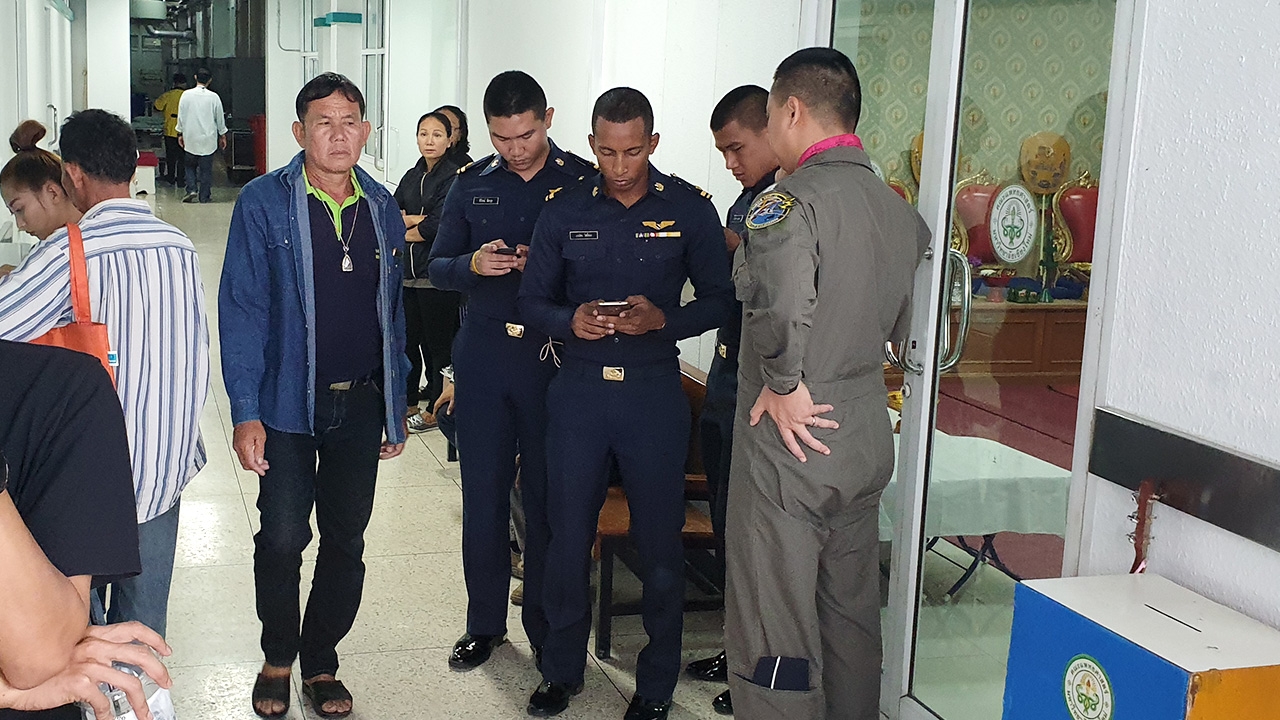 ญาตินักบินแอล 39 และเพื่อนนักบินมารอรับศพที่ รพ.มหาราชนครเชียงใหม่