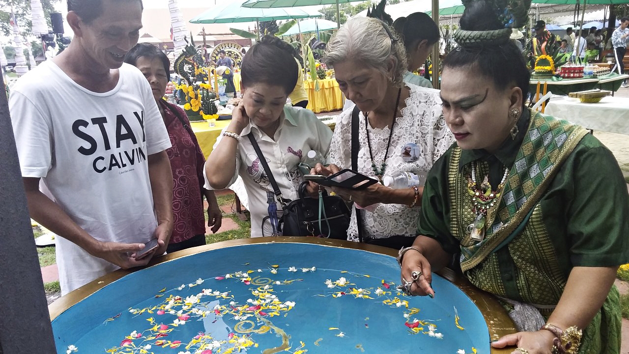 นักท่องเที่ยวเต็มคำชะโนด ขอโชคลาภปู่ศรีสุทโธ ส่องตัวเด็ด เห็นเลขมงคล