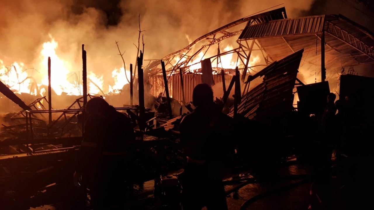 ไฟไหม้ระทึก รง.เฟอร์นิเจอร์ใหญ่เขตบางนา เสียหายกว่า 5 ล้านบาท