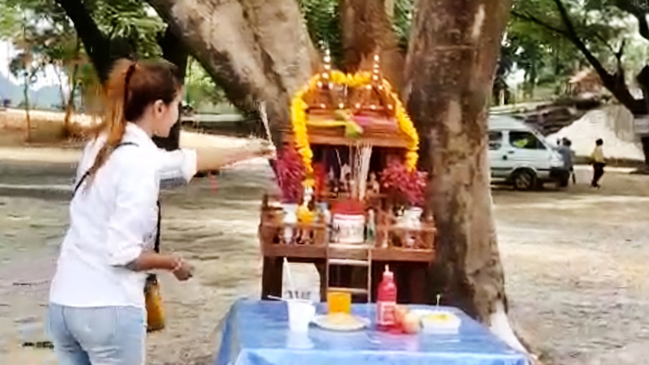 เที่ยวตลาดค่ายเชลยศึก สักการะศาลเจ้าที่ เสี่ยงเซียมซี หาเลขเด็ดเสี่ยงโชค