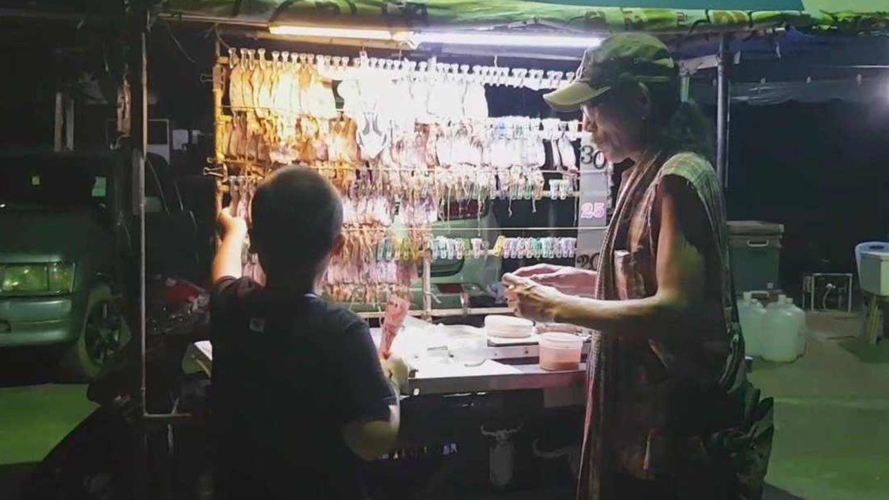 ฮือฮา "น้าแอ๊ด หมึกย่าง" มองเผินๆ นึกว่าคาราบาวเปลี่ยนอาชีพ 