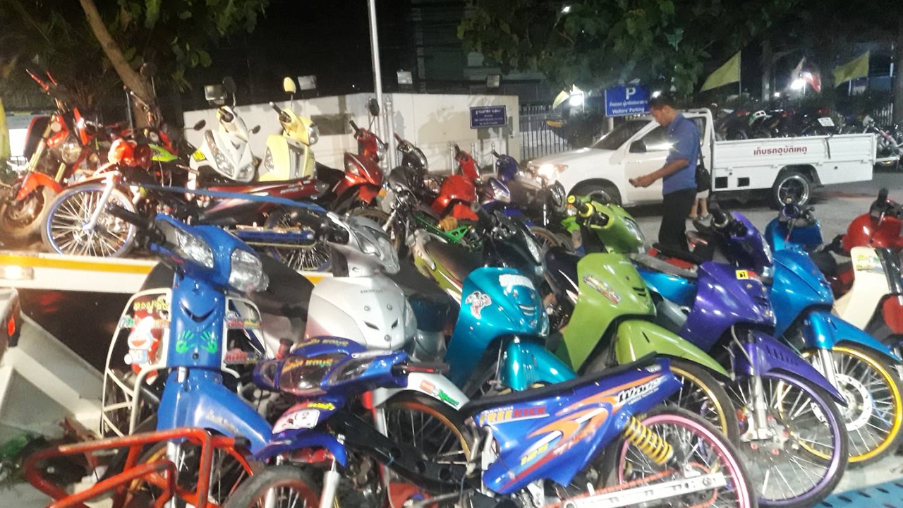 ไล่ต้อนจับแว้น 30 คน ยึดรถกว่า 300 คัน นัดซิ่งหน้าสนามแข่งศรีราชา