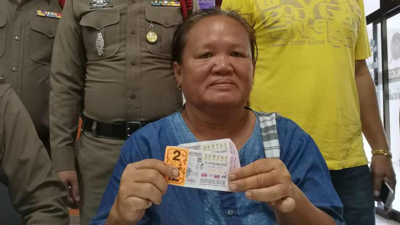 ป้าลมจับ ถูกรางวัลที่1ได้12ล้าน จากชาวนากลายเป็นเศรษฐินี 