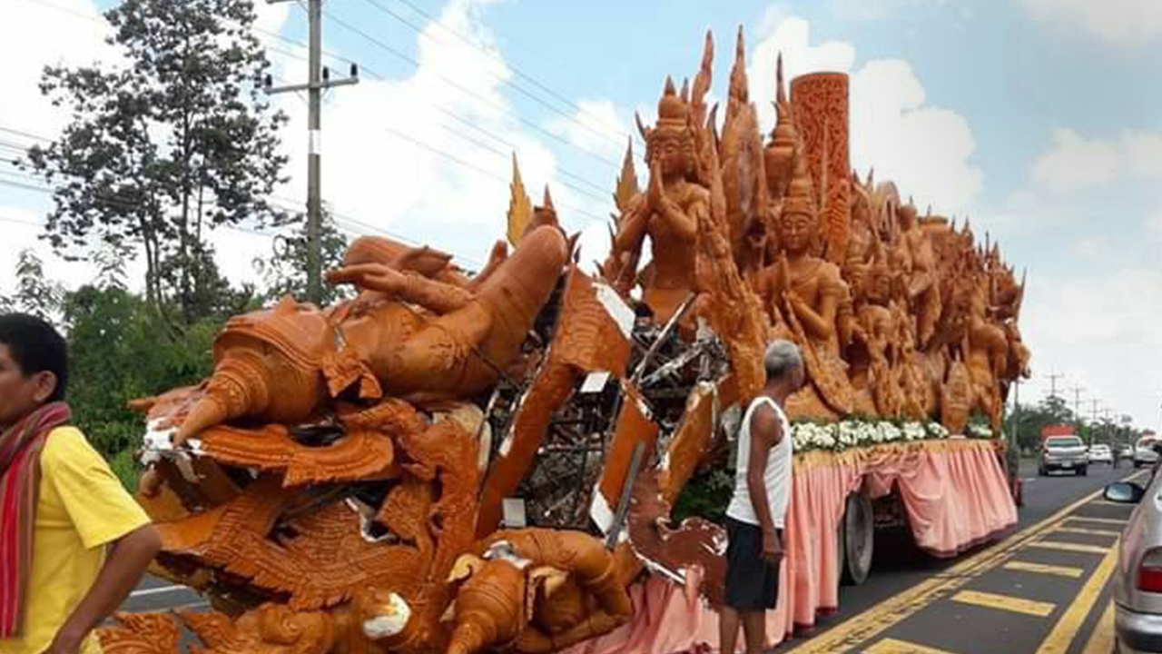 ชาวเดชอุดมเศร้า ต้นเทียนหักร่วงคาถนน ขณะส่งไปประกวดแห่เทียนเข้าพรรษา