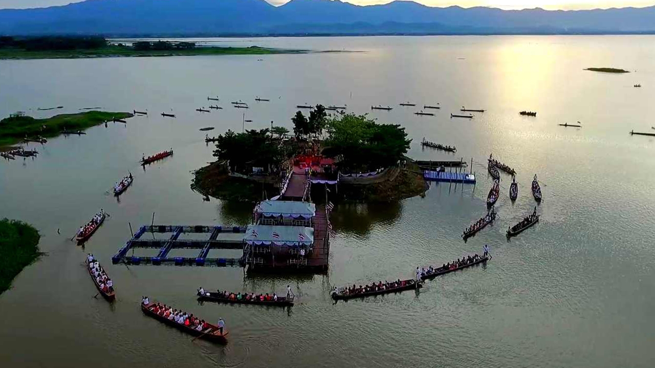 ชาวพุทธร่วมพายเรือเวียนเทียน รอบวัดติโลกอาราม หนึ่งเดียวที่"กว๊านพะเยา"