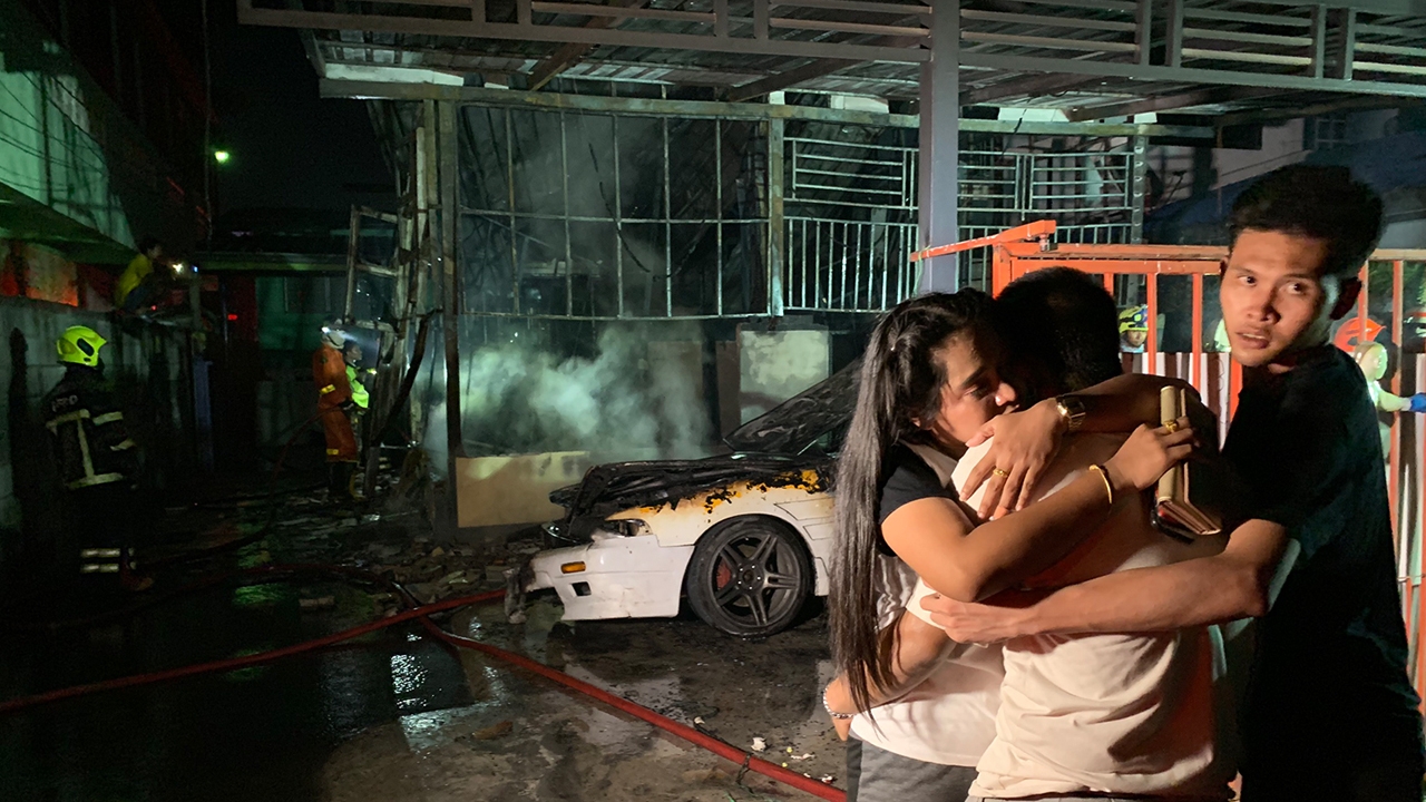 ออกไปกดเงินแป๊บเดียว ไฟไหม้บ้านไม้วอดทั้งหลัง ลามรถเก๋งอีกคัน