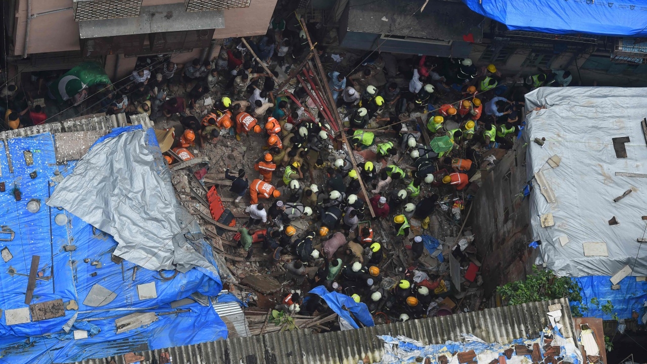 ตึกเก่าอายุ 100 ปีในมุมไบพังถล่ม ยอดเหยื่อพุ่ง 10 ศพ ติดใต้ซากอีกอื้อ