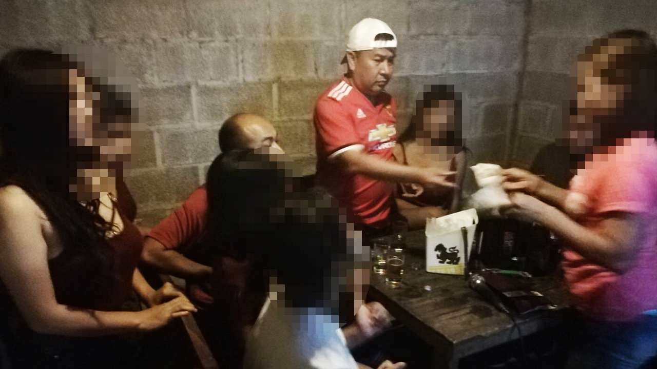 บุกทลายร้านโอเกะโคราช แฝงค้ากามสาววัยใส ช่วยเหยื่อพ้นนรก 12 ราย 