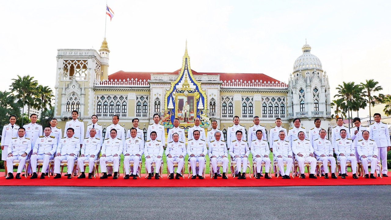 เผยภาพ นายกฯ นำครม.ชุดใหม่ ถ่ายรูปหมู่ หน้าตึกไทยคู่ฟ้า สุดชื่นมื่น 