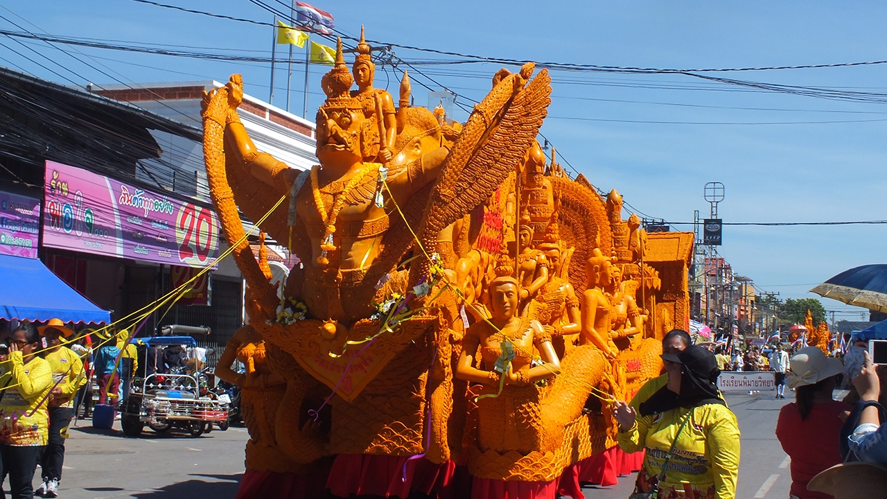 ชาวพิมายร่วมส่งต้นเทียนพรรษาของวัดต่างๆ เข้าประกวดที่เมืองนครราชสีมา 