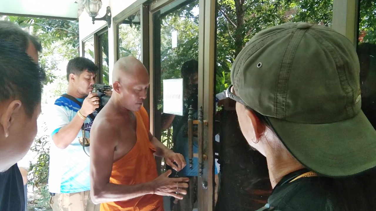 บุกวัดค้นกุฏิเจ้าอาวาส เผ่นหายกับสีกา ตรวจพระลูกวัด-คนขับฉี่ม่วง
