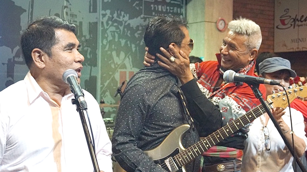 ทอม ดันดี พบเพื่อน นปช.หลังออกคุก วอน คนเลิกเกลียดชังผู้เห็นต่าง