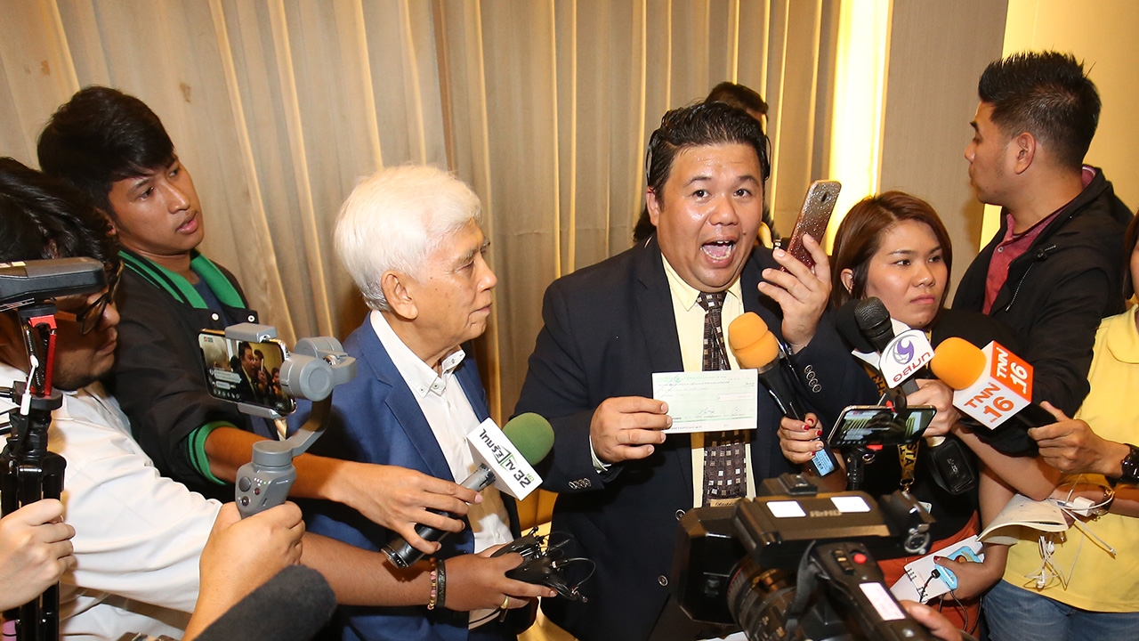 เหยื่อรถตู้ 9 ศพ ไม่ขอรับ 5 แสน แนะให้สมทบ "แพรวา" ใช้หนี้