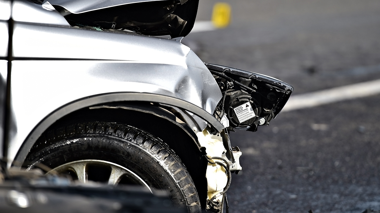 หนุ่มสุดงง สาวใหญ่ถอยหลังชนกระบะ ไม่เรียกประกันแต่โวยวายใส่ (คลิป)